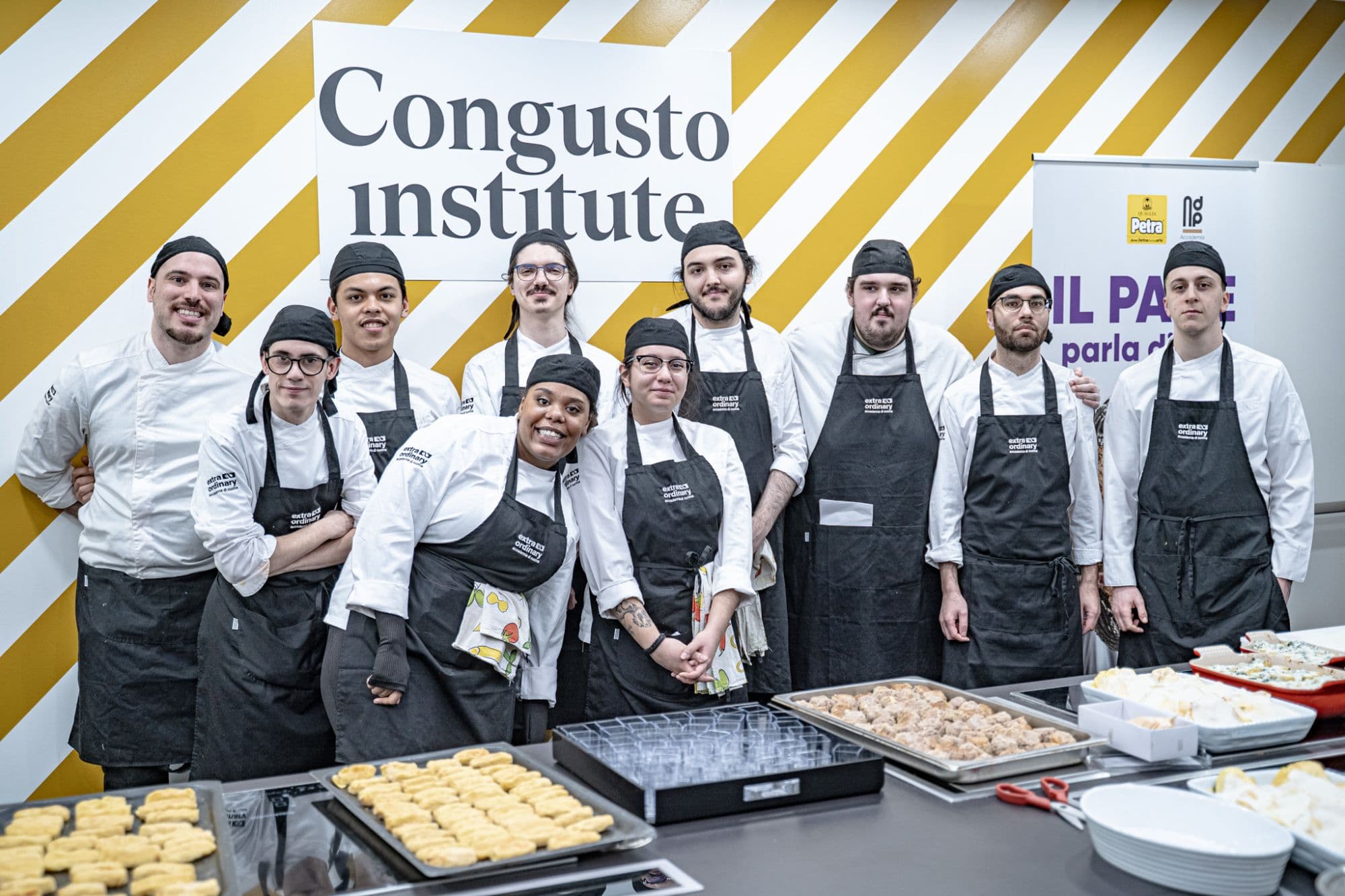 La brigata della prima edizione da Congusto Institute, dietro il buffet preparato per un evento