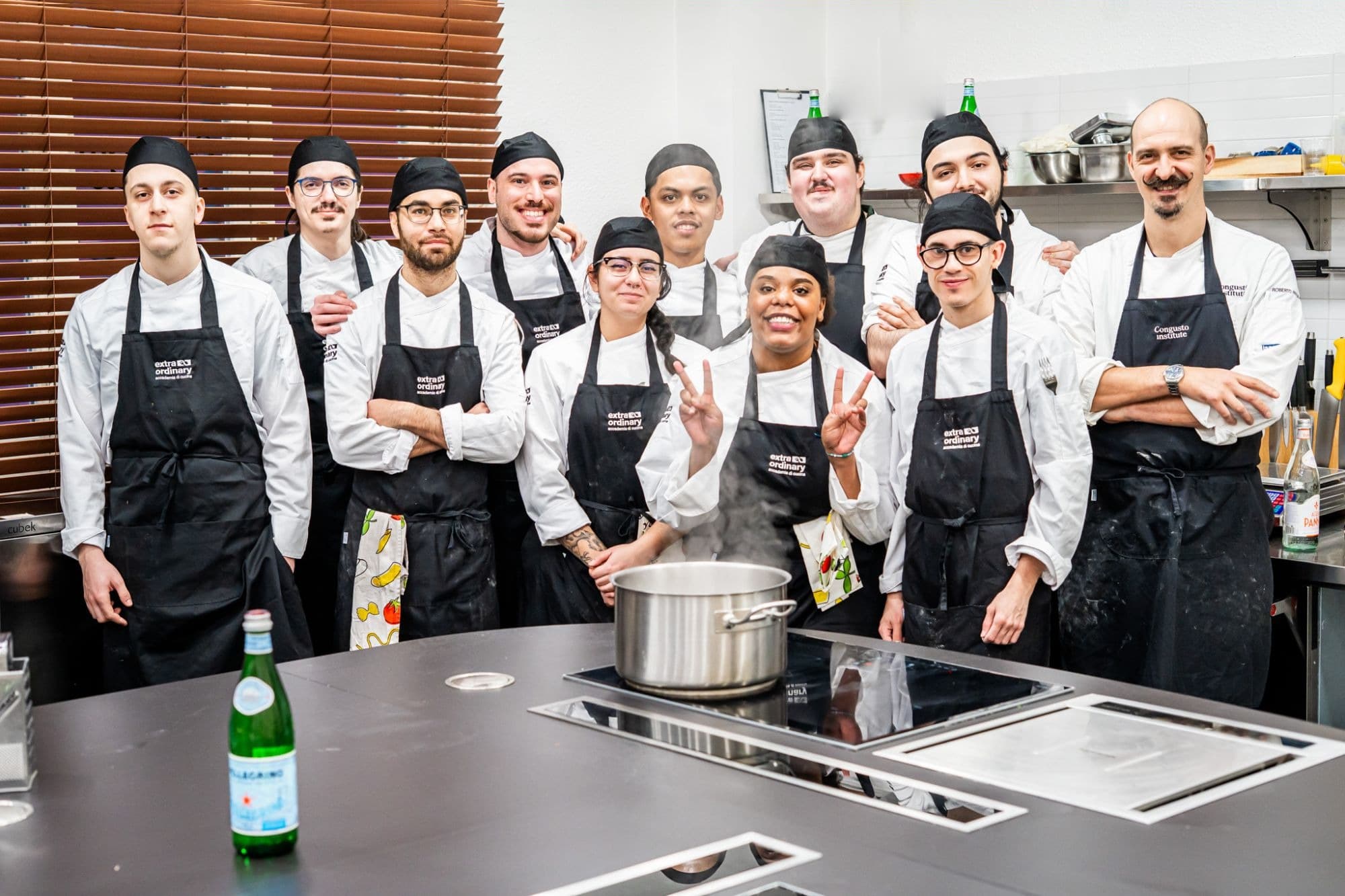 La classe della prima edizione in cucina, insieme allo chef